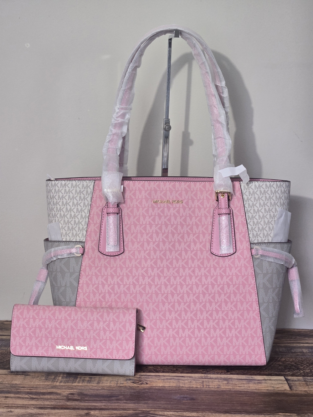 Michael Kors Voyager Colorblock Tote And Wallet Set - Picture 1 of 9